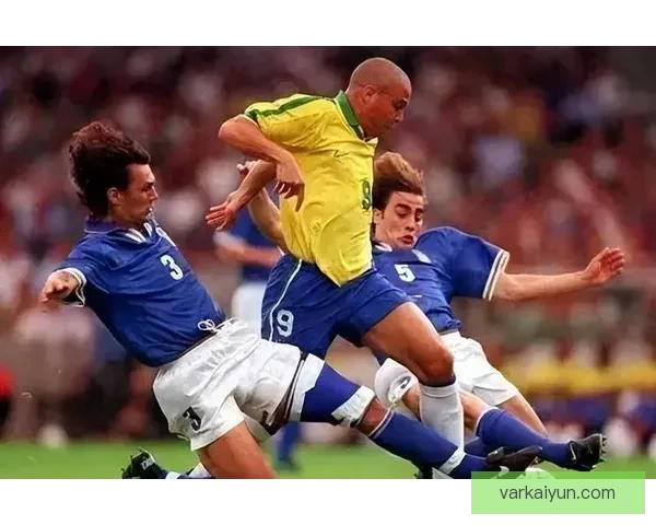 马尔蒂尼历史地位受认可，球迷与专家持续讨论其在足球中的重要性。